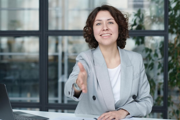 Femme d'affaires saluant le candidat à la réunion