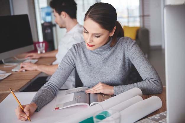 Une femme d'affaires se concentre sur les projets