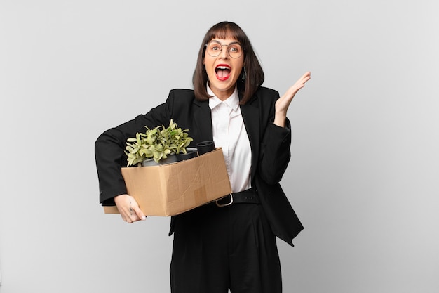 Femme d'affaires se sentant heureuse, excitée, surprise ou choquée, souriante et étonnée de quelque chose d'incroyable