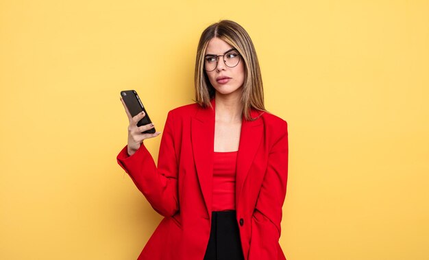 Femme d'affaires se sentant triste bouleversée ou en colère et regardant sur le côté du concept de smartphone