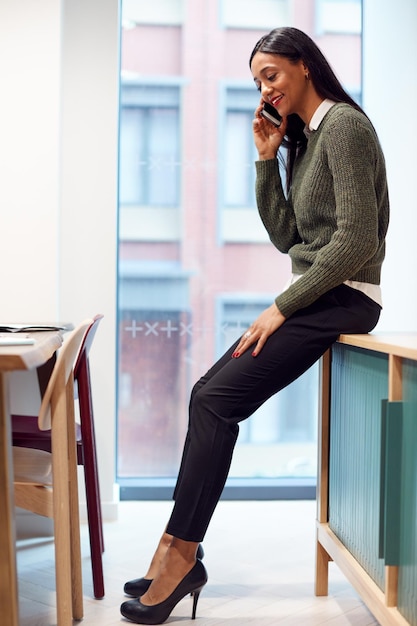 femme affaires, séance bureau, dans, salle réunion, conversation téléphone mobile