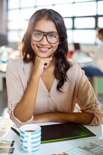 Femme affaires, séance, table, Sourire, bureau