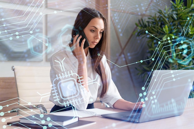 Une femme d'affaires séduisante en chemise blanche a une conférence téléphonique pour optimiser le développement en impliquant de nouvelles technologies dans les processus commerciaux Hologramme de haute technologie sur fond de bureau