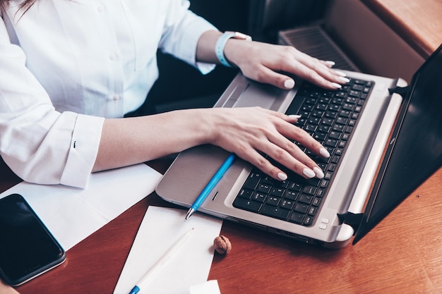 femme d'affaires séduisante utilisant un ordinateur portable pendant une pause