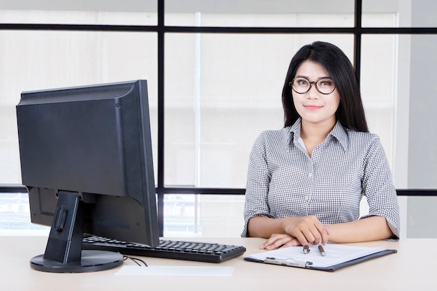 La femme d'affaires semble confiante tout en travaillant