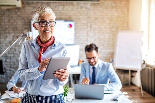 Femme d'affaires senior souriante