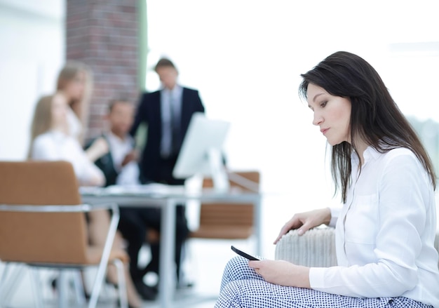 Femme d'affaires sérieuse assise dans son bureau