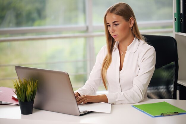 Femme d'affaires sérieuse à la recherche d'une solution.