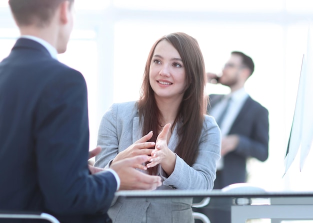 Femme d'affaires serrant la main d'un partenaire commercial