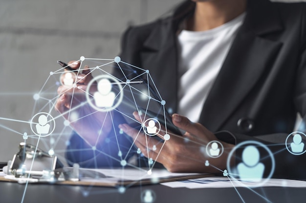 Femme d'affaires signant le contrat pour booster sa carrière et gagner de nouvelles opportunités de croissance personnelle et de leadership Vérification des détails de l'accord sur smartphone Icônes d'hologrammes de médias sociaux