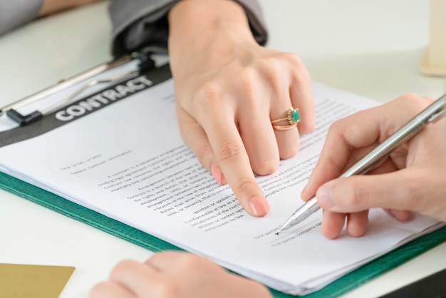 Femme d&#39;affaires signe un contrat dans le bureau