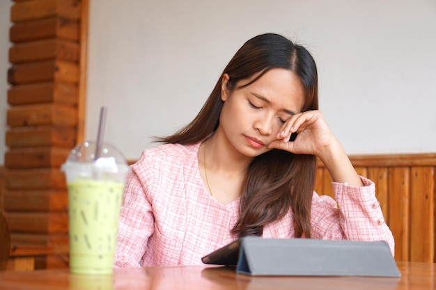 Femme d'affaires somnolente de surmenage