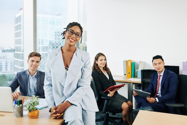 Femme d'affaires et son équipe