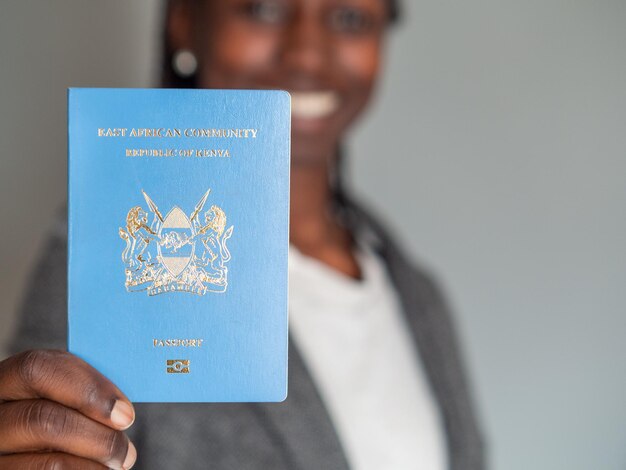 Photo une femme d'affaires avec son passeport kenyan d'afrique de l'est