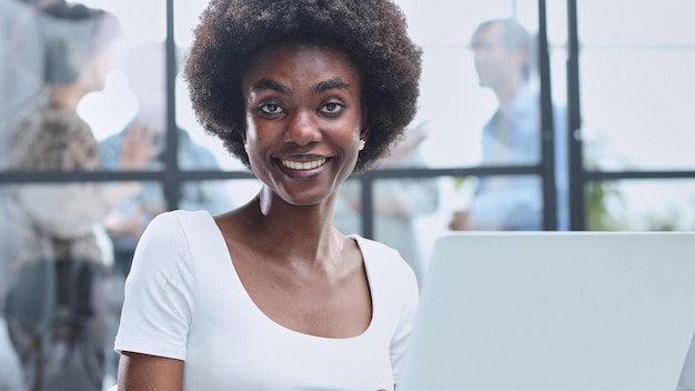 femme d'affaires avec son personnel en arrière-plan au bureau