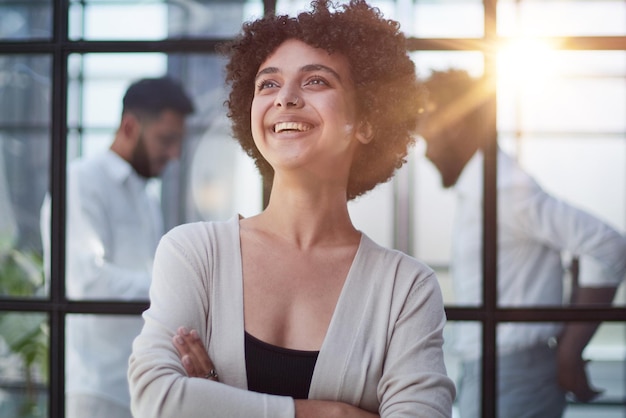 Femme d&#39;affaires avec son personnel en arrière-plan au bureau