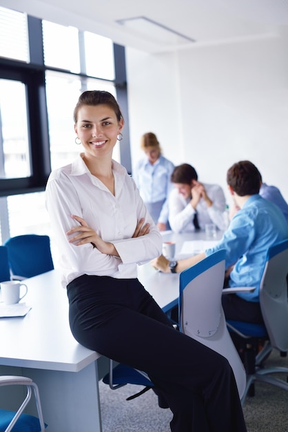 femme d'affaires avec son personnel, groupe de personnes en arrière-plan dans un bureau moderne et lumineux à l'intérieur