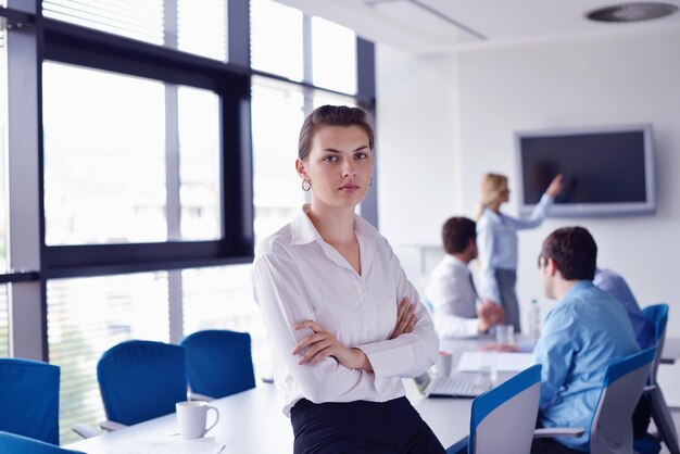 femme d'affaires avec son personnel, groupe de personnes en arrière-plan dans un bureau moderne et lumineux à l'intérieur