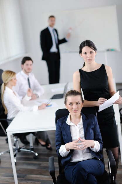 femme d'affaires avec son personnel, groupe de personnes en arrière-plan dans un bureau moderne et lumineux à l'intérieur