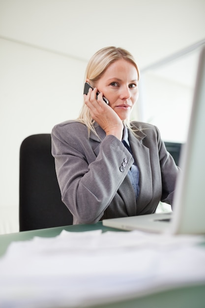 Femme d&#39;affaires sur son téléphone