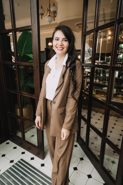 Femme d'affaires sort de la porte du magasin femme d'affaires ouvre la porte vitrée