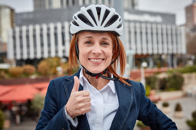 Une femme d'affaires soucieuse de l'environnement promeut le transport durable