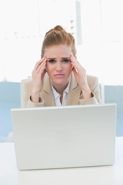 Femme d&#39;affaires souffrant de maux de tête au bureau