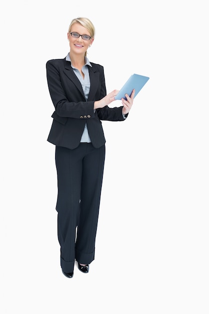 Femme d&#39;affaires souriant à l&#39;aide de tablet pc