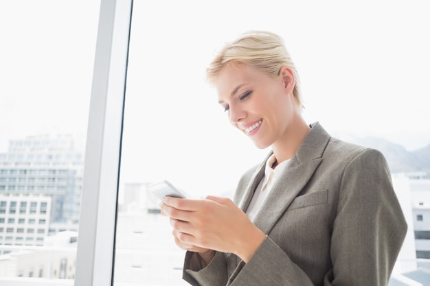 Femme d&#39;affaires souriant au téléphone