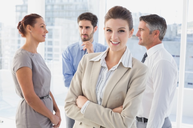 Femme d&#39;affaires souriant au travail