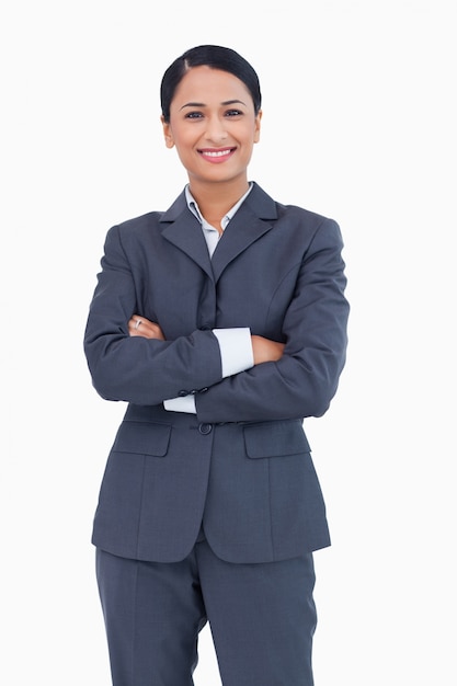 Femme d&#39;affaires souriant avec les bras croisés