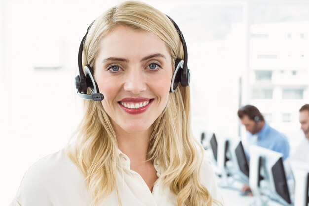 Femme d&#39;affaires souriant avec des cadres utilisant des ordinateurs