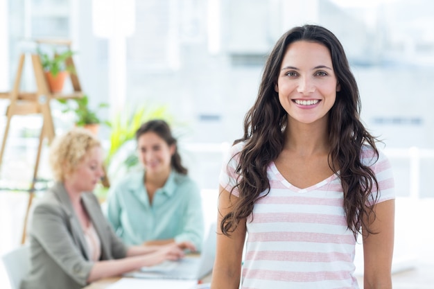 Femme d&#39;affaires souriant avec des collègues