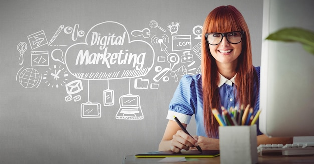 Photo femme d'affaires souriant avec des icônes entourant le texte de marketing numérique dans le nuage