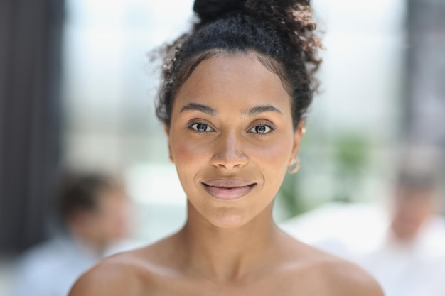 Une femme d'affaires souriant à l'intérieur d'un immeuble de bureaux