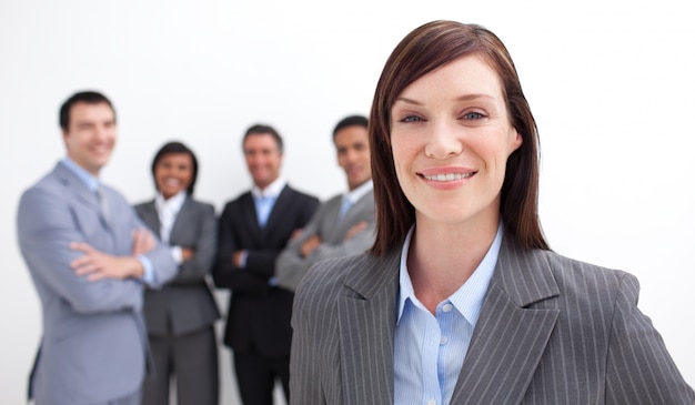 Femme d&#39;affaires souriant menant son équipe