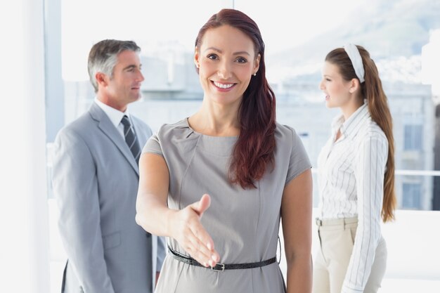 Femme d&#39;affaires souriant offrant une poignée de main