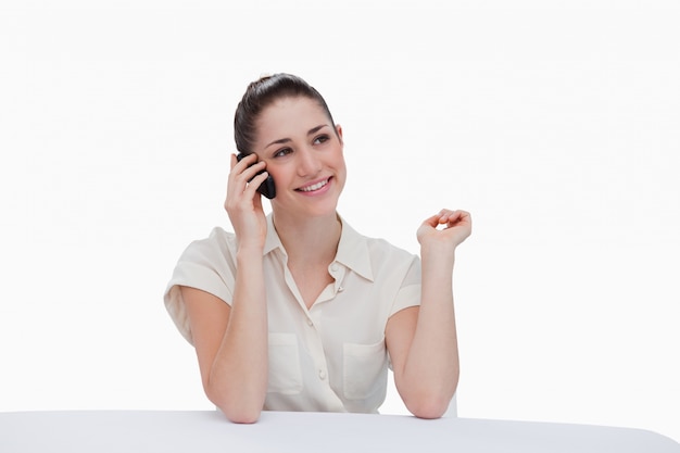 Femme d&#39;affaires souriant, parlant au téléphone