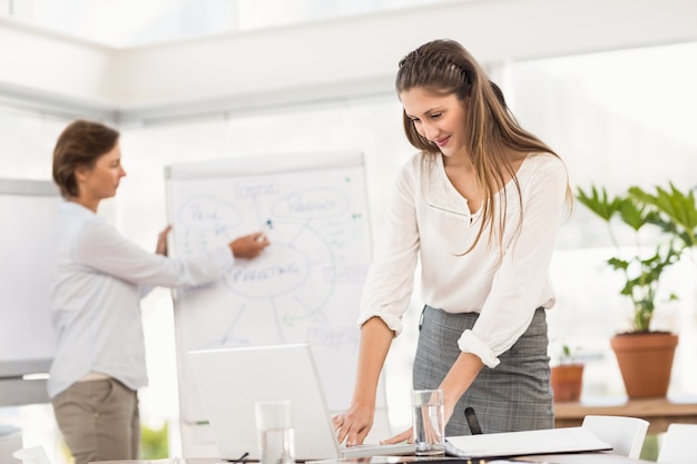 Femme d&#39;affaires souriant prépare la réunion