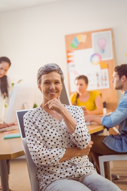 Femme d&#39;affaires souriant en regardant la caméra