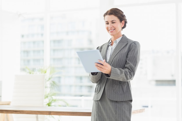 Femme d&#39;affaires souriant avec sa tablette