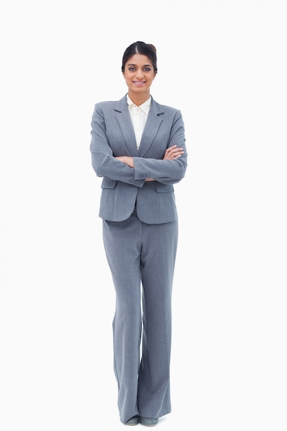 Femme d&#39;affaires souriant avec ses bras croisés