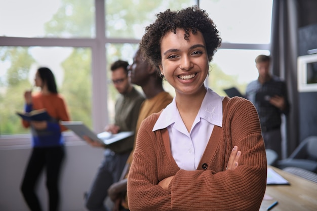 Femme d'affaires souriante au bureau de création