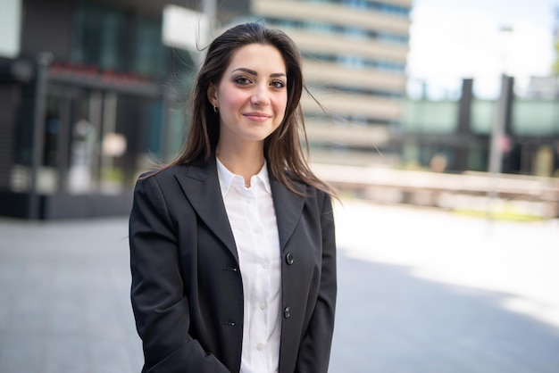 Femme d'affaires souriante dans une ville