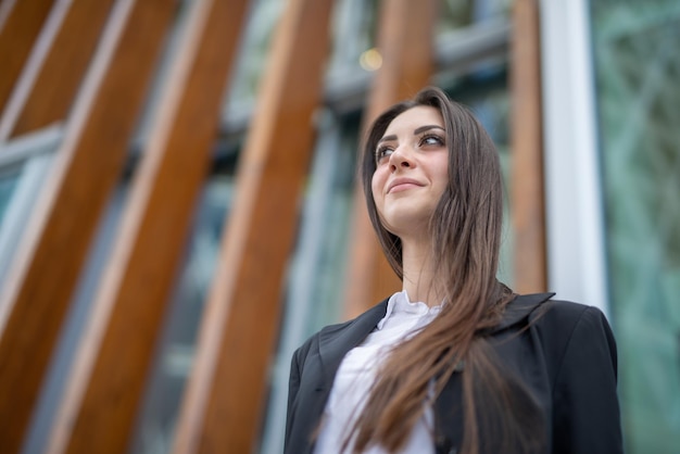 Femme d'affaires souriante dans une ville