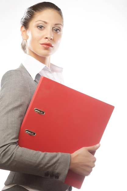 Femme d'affaires souriante avec dossier rouge