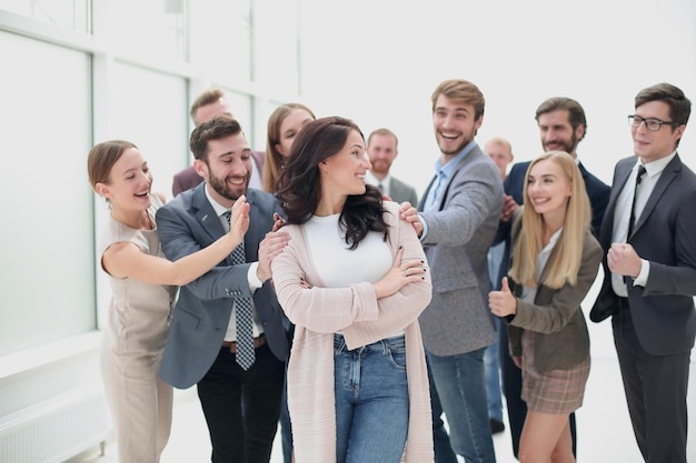 Femme d'affaires souriante et équipe commerciale heureuse debout ensemble