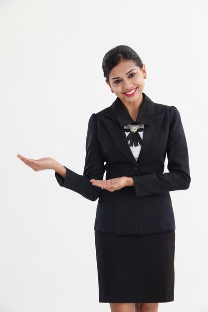 Photo une femme d'affaires souriante sur un fond blanc