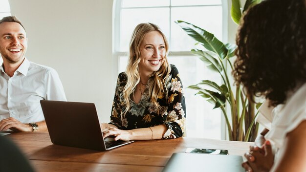 Femme d'affaires souriante lors d'une réunion