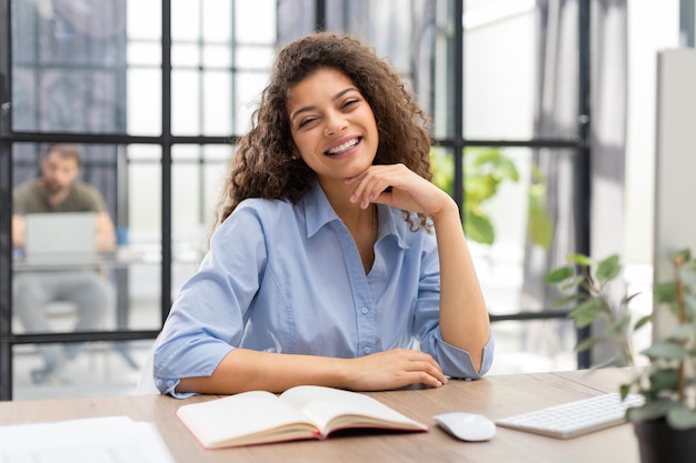 Femme d'affaires souriante regardant la caméra faire une conférence ou un appel d'affaires enregistrant un blog vidéo parlant avec le client